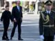 Der ukrainische Präsident Wolodymyr Selenskyj (links) und der deutsche Bundeskanzler Friedrich Merz treffen sich am 4. Oktober 2026 vor einer Zeremonie in der Nähe eines provisorischen Denkmals für ukrainische und ausländische Soldaten auf dem Unabhängigkeitsplatz in Kiew. (Foto: Sergei Supinsky / AFP)