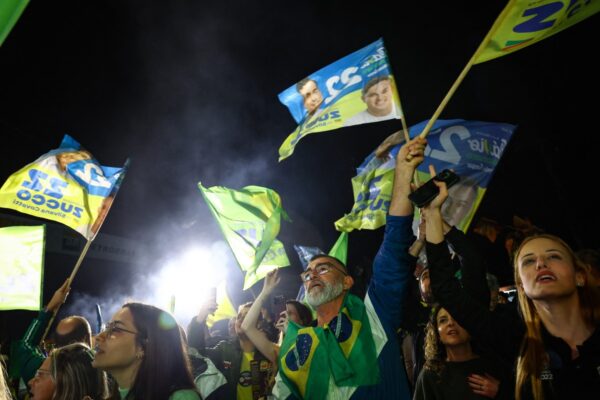 Anhänger des rechtsgerichteten Präsidentschaftskandidaten Flavio Bolsonaro feiern am 4. Oktober 2026 in Porto Alegre die Ergebnisse der Präsidentschaftswahl. (Foto: SILVIO AVILA / AFP)