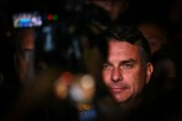 Flavio Bolsonaro reagiert auf die Teilergebnisse der Präsidentschaftswahlen in Brasília, Brasilien, am 4. Oktober 2026. (Foto: Evaristo SA / AFP)