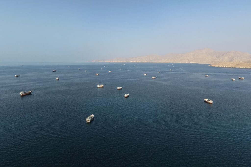 Luftaufnahme vom 2. Oktober 2026: Schiffe ankern vor der Küste von Khasab im omanischen Gouvernement Musandam, nahe der Straße von Hormus. (Foto: AFP)