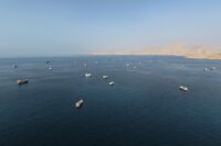 Luftaufnahme vom 2. Oktober 2026: Schiffe ankern vor der Küste von Khasab im omanischen Gouvernement Musandam, nahe der Straße von Hormus. (Foto: AFP)
