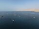 Luftaufnahme vom 2. Oktober 2026: Schiffe ankern vor der Küste von Khasab im omanischen Gouvernement Musandam, nahe der Straße von Hormus. (Foto: AFP)