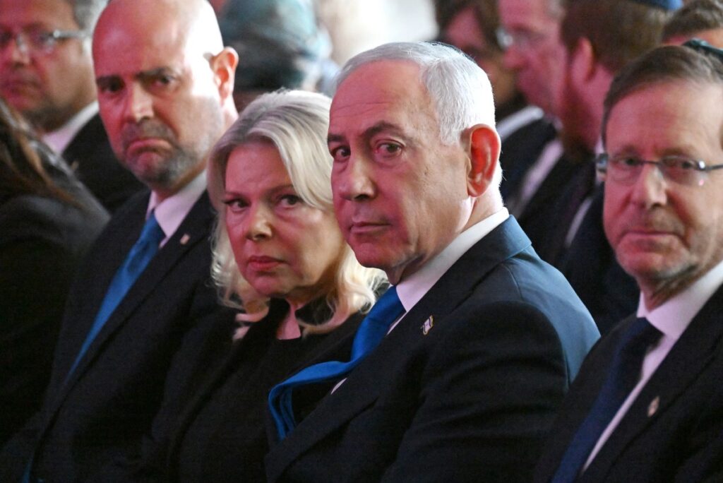 Benjamin Netanjahu (2. v. r.) und seine Frau Sara (3. v. l.) während der staatlichen Gedenkfeier zum dritten Jahrestag des Anschlags vom 7. Oktober auf dem Herzlberg in Jerusalem. (Foto: Debbie Hill / Pool / AFP)