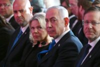 Benjamin Netanjahu (2. v. r.) und seine Frau Sara (3. v. l.) während der staatlichen Gedenkfeier zum dritten Jahrestag des Anschlags vom 7. Oktober auf dem Herzlberg in Jerusalem. (Foto: Debbie Hill / Pool / AFP)