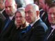 Benjamin Netanjahu (2. v. r.) und seine Frau Sara (3. v. l.) während der staatlichen Gedenkfeier zum dritten Jahrestag des Anschlags vom 7. Oktober auf dem Herzlberg in Jerusalem. (Foto: Debbie Hill / Pool / AFP)