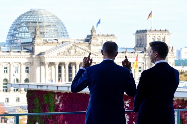 Bundeskanzler Friedrich Merz (links) unterhält sich am 5. Oktober 2026 auf der Terrasse des Bundeskanzleramts in Berlin mit dem litauischen Ministerpräsidenten Mindaugas Sinkevicius. (Foto: John MACDOUGALL / POOL / AFP)