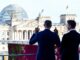 Bundeskanzler Friedrich Merz (links) unterhält sich am 5. Oktober 2026 auf der Terrasse des Bundeskanzleramts in Berlin mit dem litauischen Ministerpräsidenten Mindaugas Sinkevicius. (Foto: John MACDOUGALL / POOL / AFP)