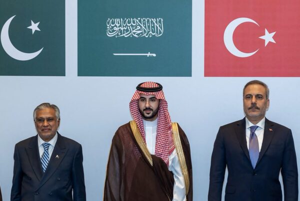 Pakistans stellvertretender Premierminister und Außenminister Ishaq Dar, der saudische Verteidigungsminister Prinz Khalid bin Salman Al Saud und der türkische Außenminister Hakan Fidan am 5. Oktober in Riad. (Foto: Handout / Türkisches Außenministerium / AFP)