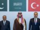 Pakistans stellvertretender Premierminister und Außenminister Ishaq Dar, der saudische Verteidigungsminister Prinz Khalid bin Salman Al Saud und der türkische Außenminister Hakan Fidan am 5. Oktober in Riad. (Foto: Handout / Türkisches Außenministerium / AFP)