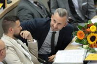 Ulrich Siegmund (rechts), unterhält sich mit Tobias Rausch von der AfD, nachdem dieser am 6. Oktober 2026 im Landtag in Magdeburg zum Parlamentspräsidenten gewählt wurde. (Foto: Ronny Hartmann / AFP)