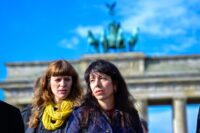 Elif Eralp (rechts), Kandidatin der Linkspartei für das Amt des Berliner Bürgermeisters, und Kerstin Wolter, Vorsitzende der Linken, besuchen am 7. Oktober 2026, dem dritten Jahrestag des Anschlags, eine Gedenkstätte für die Opfer des Hamas-Anschlags vom 7. Oktober vor dem Brandenburger Tor. (Foto: Tobias Schwarz / AFP)