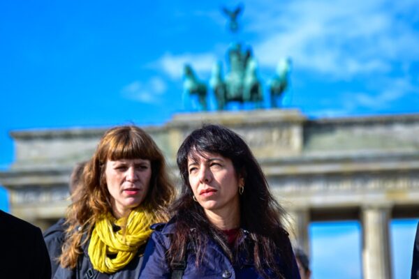 Elif Eralp (rechts), Kandidatin der Linkspartei für das Amt des Berliner Bürgermeisters, und Kerstin Wolter, Vorsitzende der Linken, besuchen am 7. Oktober 2026, dem dritten Jahrestag des Anschlags, eine Gedenkstätte für die Opfer des Hamas-Anschlags vom 7. Oktober vor dem Brandenburger Tor. (Foto: Tobias Schwarz / AFP)