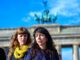Elif Eralp (rechts), Kandidatin der Linkspartei für das Amt des Berliner Bürgermeisters, und Kerstin Wolter, Vorsitzende der Linken, besuchen am 7. Oktober 2026, dem dritten Jahrestag des Anschlags, eine Gedenkstätte für die Opfer des Hamas-Anschlags vom 7. Oktober vor dem Brandenburger Tor. (Foto: Tobias Schwarz / AFP)