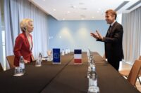 EU-Kommissionspräsidentin Ursula von der Leyen (links) und der französische Präsident Emmanuel Macron am 7. Oktober 2026 in Split. (Foto: Ludovic MARIN / AFP)