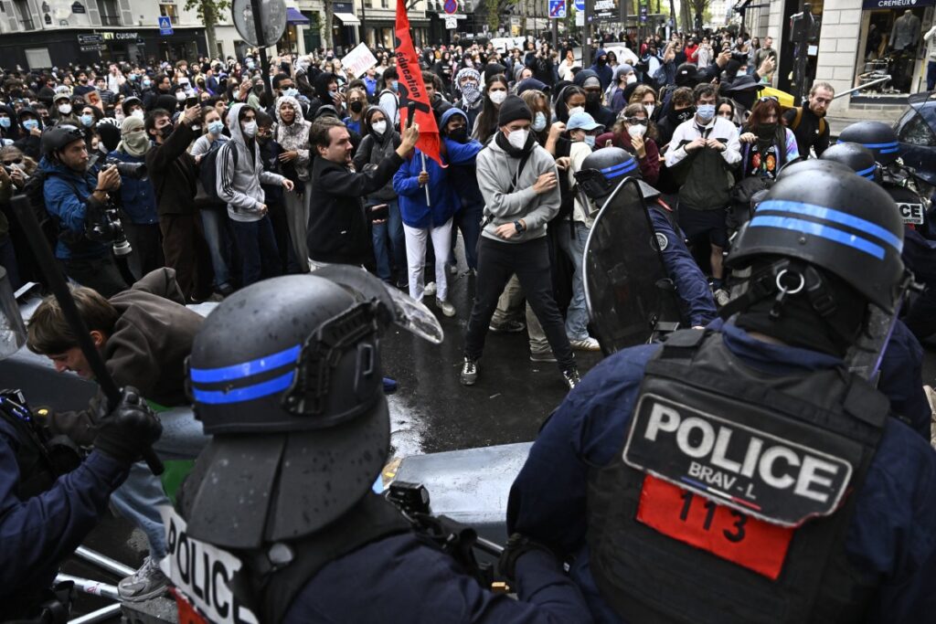 Am 7. Oktober 2026 kam es in der Nähe der Universität Sciences Politiques (Pariser Institut für Politische Studien) zu Zusammenstößen zwischen Demonstranten und der französischen BRAV-L-Polizei in Schutzausrüstung. (Foto: JULIEN DE ROSA / AFP)
