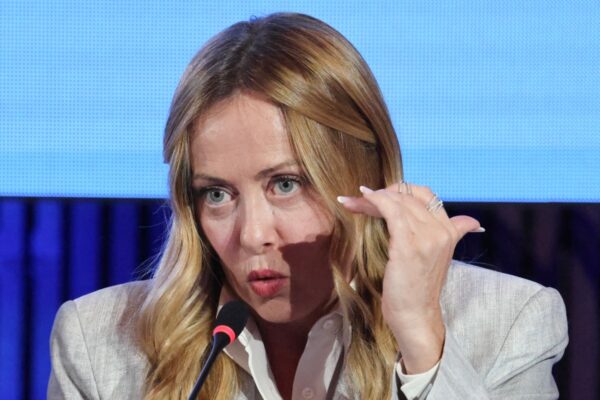 Die italienische Ministerpräsidentin Giorgia Meloni gestikuliert während einer Pressekonferenz nach den Arbeitssitzungen des MED9-Gipfels am 7. Oktober 2026 in Split. (Foto: Ludovic MARIN / AFP)