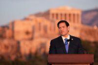 US-Außenminister Marco Rubio spricht am 7. Oktober 2026 auf dem Pnyx-Hügel, wo die alten Athener demokratische Versammlungen abhielten. Im Hintergrund ist der antike Parthenon-Tempel auf der Akropolis zu sehen. (Foto: Mark Schiefelbein / POOL / AFP)