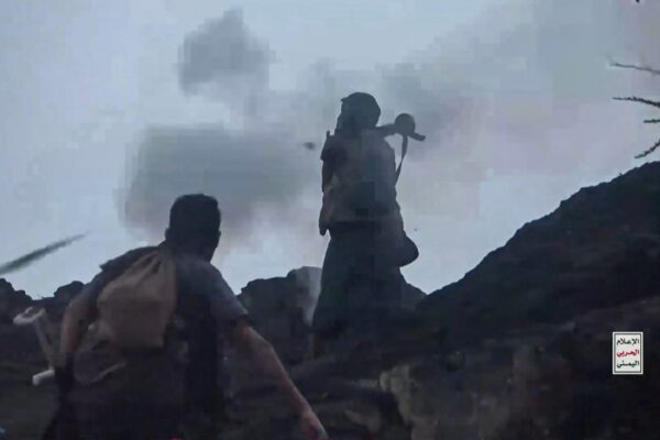 Dieser Screenshot aus einem Video, das vom Ansarullah Media Centre am 7. Oktober 2026 veröffentlicht wurde, zeigt einen Kämpfer der Houthi-Milizen, der im Gouvernement Taiz eine Panzerfaust abfeuert, während diese gegen von Saudi-Arabien unterstützte jemenitische Regierungstruppen vorrücken. (Foto: Handout / ANSARULLAH MEDIA CENTRE / AFP)