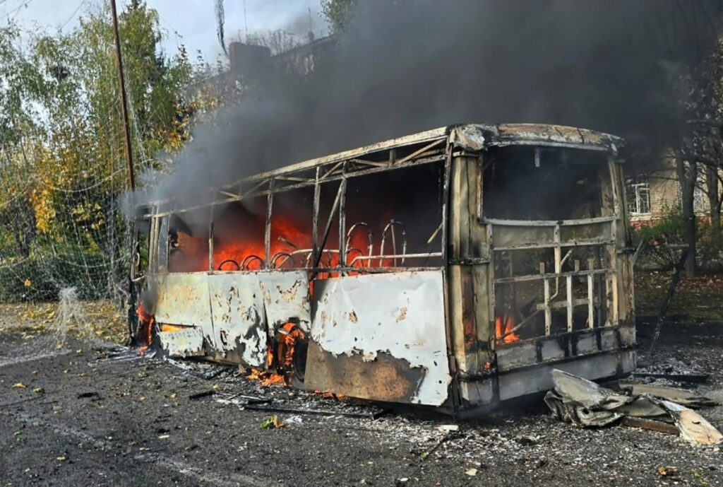 Dieses vom Büro der Staatsanwaltschaft der Region Donezk am 8. Oktober 2026 veröffentlichte Foto zeigt einen der beiden Passagierbusse, die in Kramatorsk, nahe der Frontlinie in der Ostukraine, während des russischen Einmarsches in die Ukraine von Geschossen getroffen wurden. (Foto: Büro der Staatsanwaltschaft der Region Donezk / AFP)