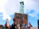 Demonstranten am 8. Oktober 2026 vor der Julisäule auf der Place de la Bastille in Paris. (Foto: Kenzo Tribouillard / AFP)