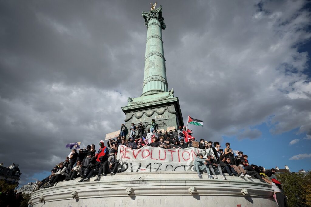 Demonstranten am 8. Oktober 2026 vor der Julisäule auf der Place de la Bastille in Paris. (SIMON WOHLFAHRT / AFP)