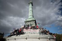 Demonstranten am 8. Oktober 2026 vor der Julisäule auf der Place de la Bastille in Paris. (SIMON WOHLFAHRT / AFP)