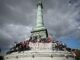 Demonstranten am 8. Oktober 2026 vor der Julisäule auf der Place de la Bastille in Paris. (SIMON WOHLFAHRT / AFP)