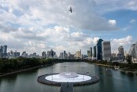 Ein kreisförmiges Display mit dem Logo der Jahrestagung 2026 des IWF und der Weltbankgruppe ist am 9. Oktober 2026 im Wasser vor dem Queen Sirikit National Convention Center in Bangkok zu sehen. (Foto: Chanakarn LAOSARAKHAM / AFP)