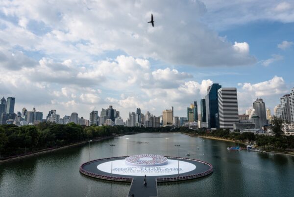 Ein kreisförmiges Display mit dem Logo der Jahrestagung 2026 des IWF und der Weltbankgruppe ist am 9. Oktober 2026 im Wasser vor dem Queen Sirikit National Convention Center in Bangkok zu sehen. (Foto: Chanakarn LAOSARAKHAM / AFP)