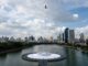 Ein kreisförmiges Display mit dem Logo der Jahrestagung 2026 des IWF und der Weltbankgruppe ist am 9. Oktober 2026 im Wasser vor dem Queen Sirikit National Convention Center in Bangkok zu sehen. (Foto: Chanakarn LAOSARAKHAM / AFP)