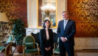 König Willem-Alexander (rechts) empfängt die Präsidentin des Internationalen Strafgerichtshofs (IStGH), Tomoko Akane, am 9. Oktober 2026 im Schloss Huis ten Bosch in Den Haag. (Foto: Frank van Beek / ANP / AFP)
