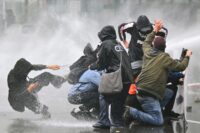Am Rande einer von Gewerkschaften organisierten Demonstration gegen die Haushaltsmaßnahmen der Bundesregierung in der Nähe des Brüsseler Südbahnhofs am 9. Oktober 2026 wurden Demonstranten mit einem Wasserwerfer beschossen. (Foto: NICOLAS TUCAT / AFP)