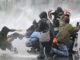 Am Rande einer von Gewerkschaften organisierten Demonstration gegen die Haushaltsmaßnahmen der Bundesregierung in der Nähe des Brüsseler Südbahnhofs am 9. Oktober 2026 wurden Demonstranten mit einem Wasserwerfer beschossen. (Foto: NICOLAS TUCAT / AFP)