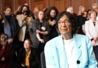 Die südafrikanische Juristin Navi Pillay, hier nach der Verleihung des Friedensnobelpreises 2026 am 9. Oktober 2026 im historischen Saal 600 des Justizpalastes in Nürnberg. (Foto: Frank Boxler/AFP)