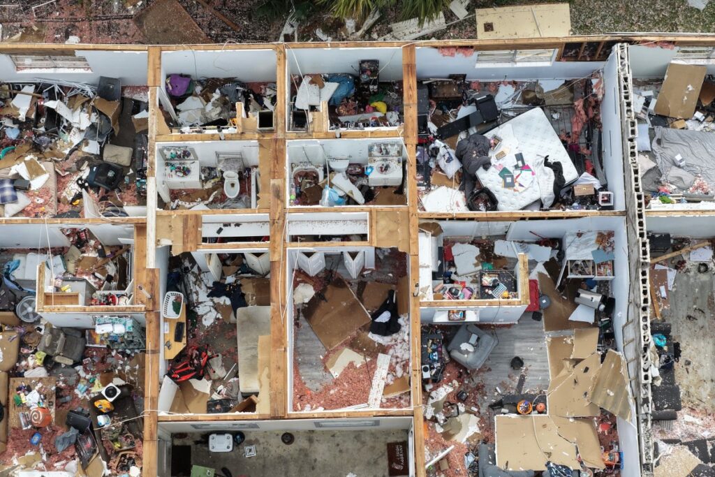 Luftaufnahme eines Apartmentkomplexes in Milton, Florida, nachdem Hurrikan Isaias am 10. Oktober 2026 das Dach abgedeckt hatte. (Foto: JOE RAEDLE / GETTY IMAGES NORTH AMERICA / Getty Images via AFP)