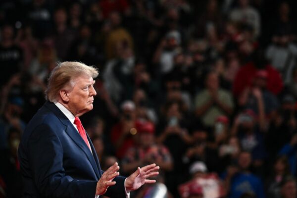 US-Präsident Donald Trump trifft am 10. Oktober 2026 zu einer Wahlkampfveranstaltung in der F&M Bank Arena in Clarksville, Tennessee, ein. (Foto: Mandel NGAN / AFP)
