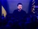 Teilnehmer hören zu, wie der ukrainische Präsident Wolodymyr Selenskyj am 12. Oktober 2026 während der Eröffnungssitzung des Warschauer Sicherheitsforums in Warschau, Polen, per Videoschaltung spricht. (Foto: Wojtek Radwanski / AFP)