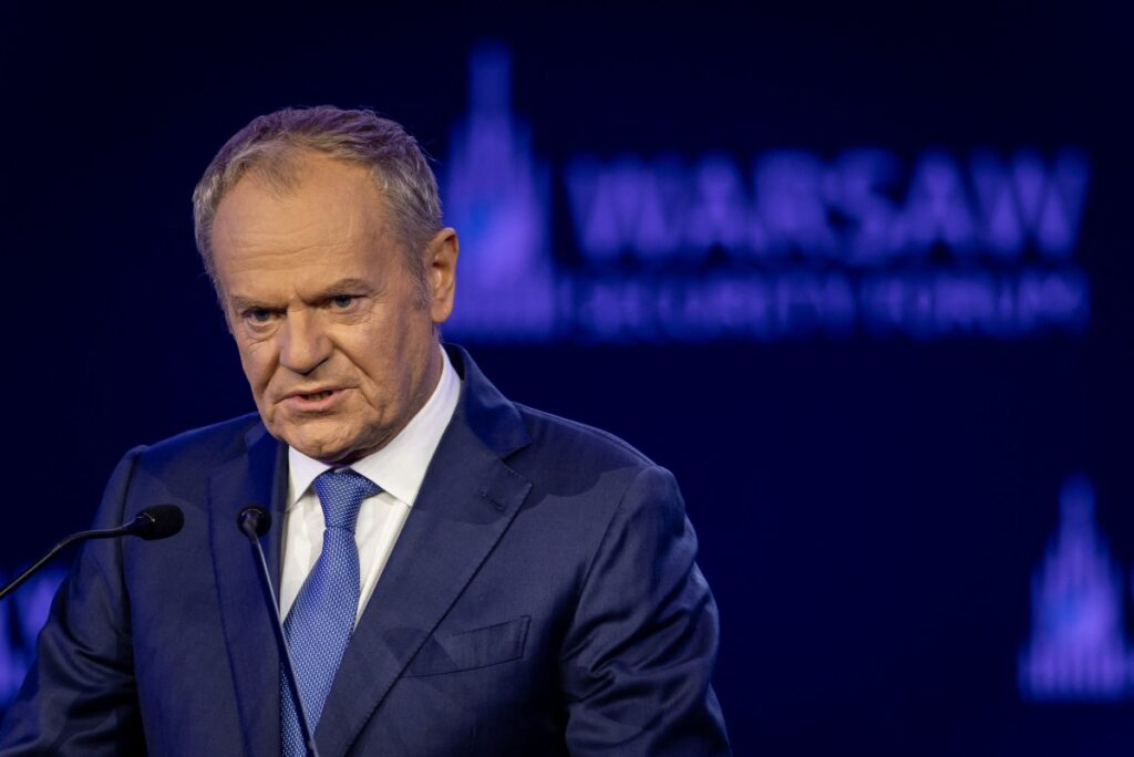 Der polnische Ministerpräsident Donald Tusk spricht während der Eröffnungssitzung des Warschauer Sicherheitsforums am 12. Oktober 2026 in Warschau, Polen. (Foto: Wojtek Radwanski / AFP)