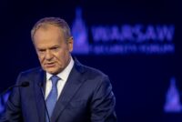 Der polnische Ministerpräsident Donald Tusk spricht während der Eröffnungssitzung des Warschauer Sicherheitsforums am 12. Oktober 2026 in Warschau, Polen. (Foto: Wojtek Radwanski / AFP)