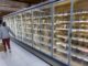 Eine Frau geht am 12. Oktober 2026 in einem Intermarché-Supermarkt in Névez (Westfrankreich) an leeren Kühlregalen vorbei. (Foto: Fred Tanneau / AFP)