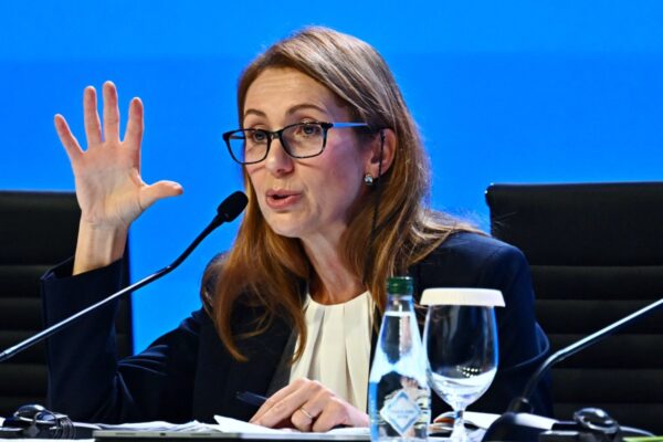 Die Chefökonomin des IWF, Silvana Tenreyro, spricht während der Pressekonferenz zum Weltwirtschaftsausblick bei den Jahrestagungen des Internationalen Währungsfonds (IWF) und der Weltbankgruppe (WBG) im Queen Sirikit National Convention Center (QSNCC) in Bangkok am 13. Oktober 2026. (Foto: Lillian SUWANRUMPHA / AFP)
