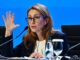 Die Chefökonomin des IWF, Silvana Tenreyro, spricht während der Pressekonferenz zum Weltwirtschaftsausblick bei den Jahrestagungen des Internationalen Währungsfonds (IWF) und der Weltbankgruppe (WBG) im Queen Sirikit National Convention Center (QSNCC) in Bangkok am 13. Oktober 2026. (Foto: Lillian SUWANRUMPHA / AFP)