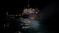 Dieses am 13. Oktober 2026 veröffentlichte Foto zeigt das ukrainische Frachtschiff „Chelsea 3“, das in der bulgarischen ausschließlichen Wirtschaftszone im Schwarzen Meer von drei Drohnen getroffen wurde. (Foto: Innenministerium Bulgarien / AFP) /