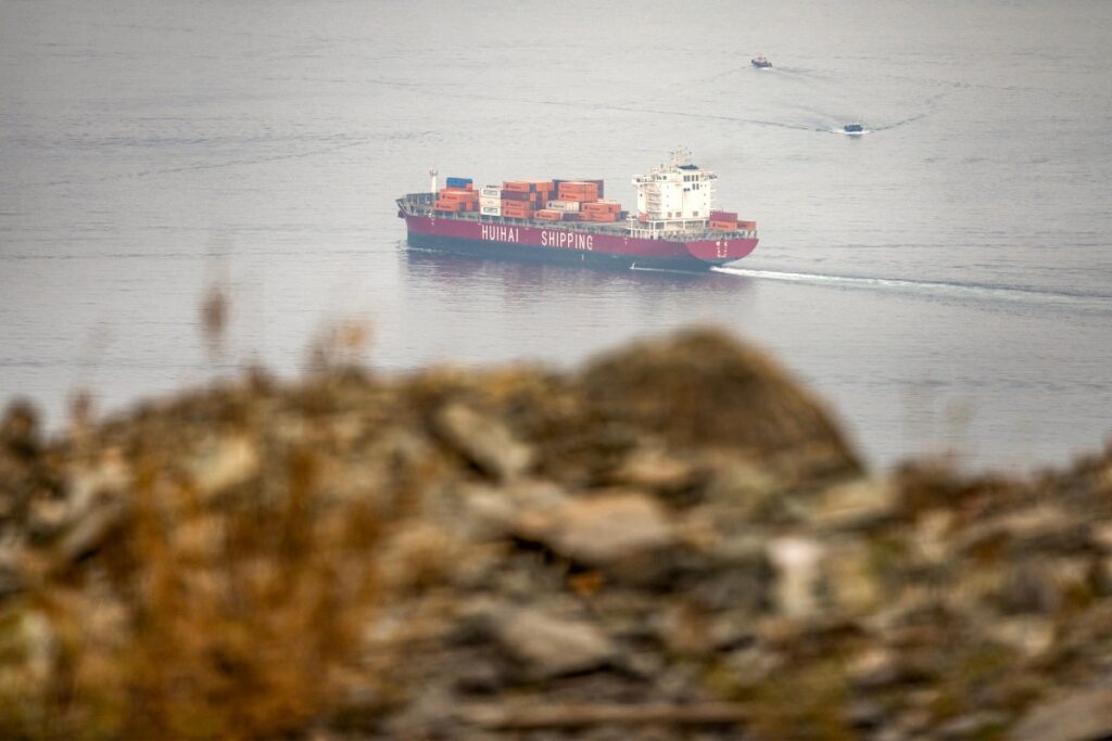 Das unter chinesischer Flagge fahrende Containerschiff „Hui Fa“ durchquert am 13. Oktober 2026 den Golf von Oman vor der Küste von Khor Fakkan im Emirat Schardscha im Osten der Vereinigten Arabischen Emirate. (Foto: AFP)