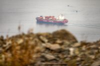 Das unter chinesischer Flagge fahrende Containerschiff „Hui Fa“ durchquert am 13. Oktober 2026 den Golf von Oman vor der Küste von Khor Fakkan im Emirat Schardscha im Osten der Vereinigten Arabischen Emirate. (Foto: AFP)
