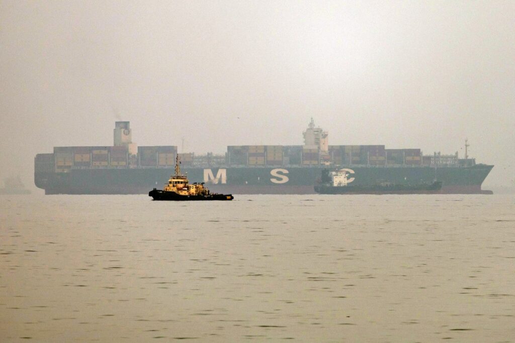 Ein Schiff durchquert am 13. Oktober 2026 den Golf von Oman vor der Küste von Khor Fakkan im Emirat Schardscha im Osten der Vereinigten Arabischen Emirate. (Foto: AFP)