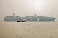 Ein Schiff durchquert am 13. Oktober 2026 den Golf von Oman vor der Küste von Khor Fakkan im Emirat Schardscha im Osten der Vereinigten Arabischen Emirate. (Foto: AFP)