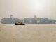 Ein Schiff durchquert am 13. Oktober 2026 den Golf von Oman vor der Küste von Khor Fakkan im Emirat Schardscha im Osten der Vereinigten Arabischen Emirate. (Foto: AFP)