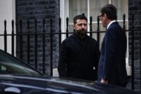 Der britische Premierminister Andy Burnham verabschiedet den ukrainischen Präsidenten Wolodymyr Selenskyj am 14. Oktober 2026 nach ihrem Treffen vor Downing Street Nr. 10 im Zentrum Londons. (Foto: Henry NICHOLLS / POOL / AFP)