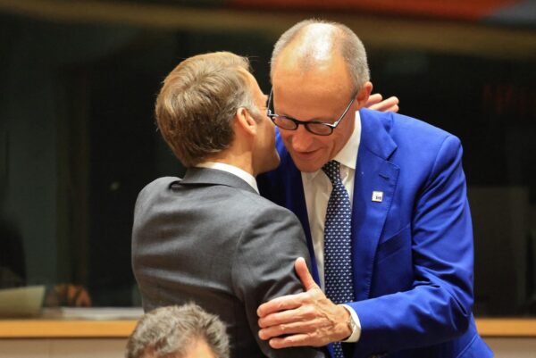 Frankreichs Präsident Emmanuel Macron (links) begrüßt Bundeskanzler Friedrich Merz am 15. Oktober 2026 im EU-Hauptquartier in Brüssel. (Foto: Ludovic MARIN / AFP)